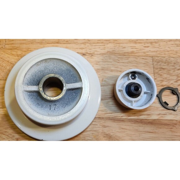 Singer Sewing Machine Model 248 - Replacement Hand Wheel Assembly - Picture 5 of 6